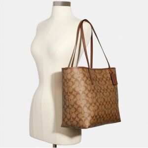 Large Coach City Tote In Signature Canvas 5696 LT/khaki /LT Saddle